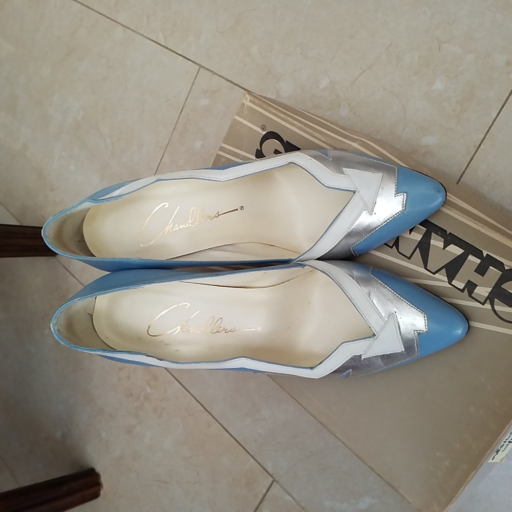 Vintage Chandlers Brazilian Blue & White Pumps. Arrow Abstract Design. Perfect